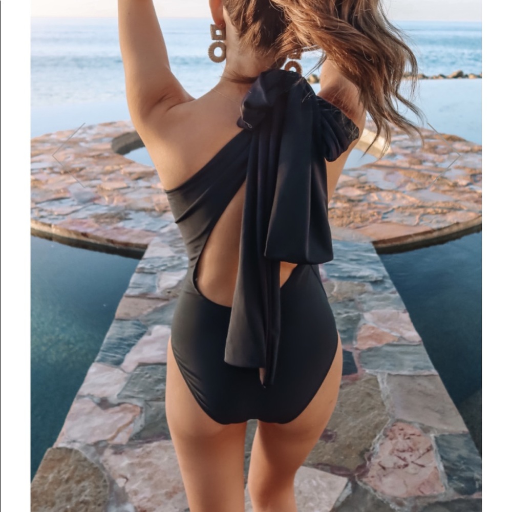 CAITLIN COVINGTON X PINK LILY BLACK SWIMSUIT 🖤